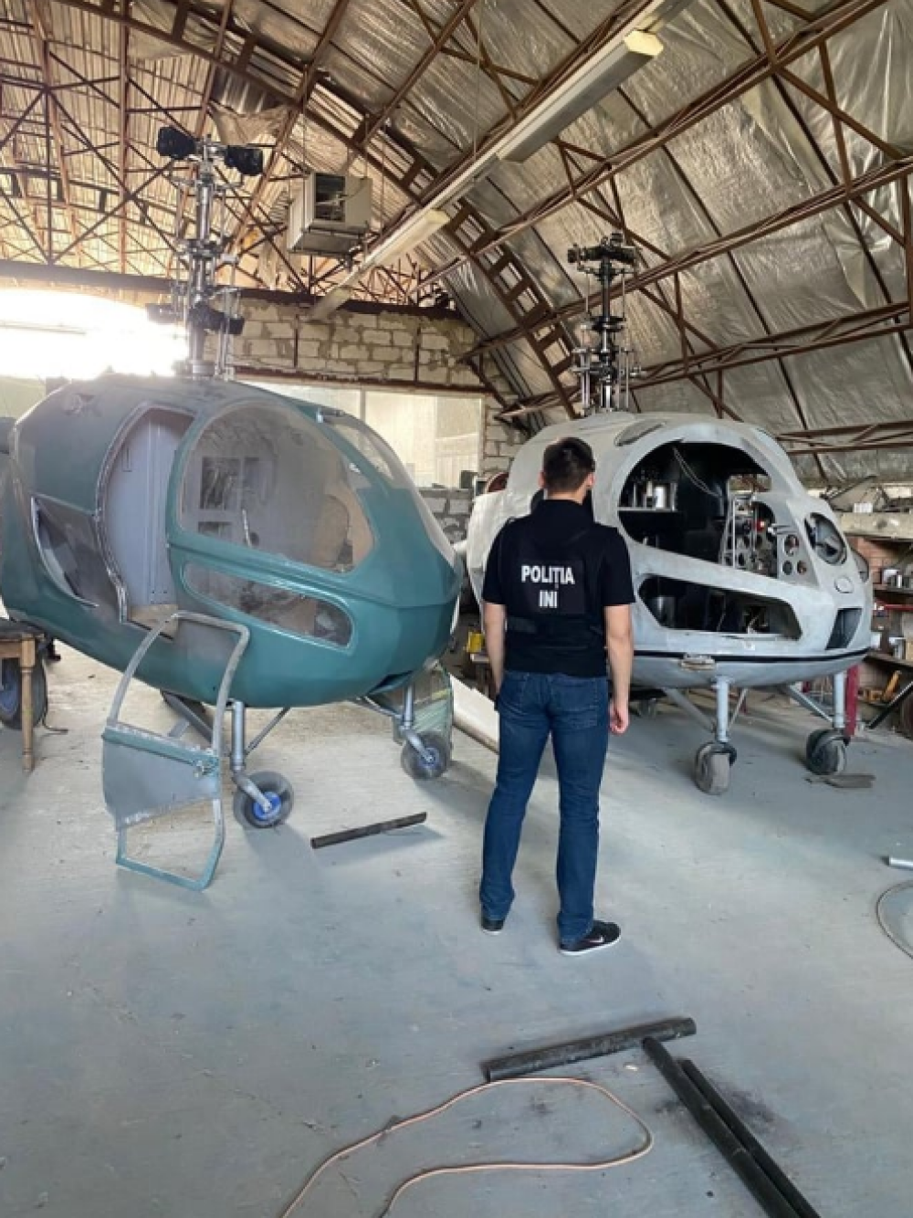 Zece elicoptere produse clandestin, descoperite în urma unor percheziții, în Republica Moldova - Imaginea 1