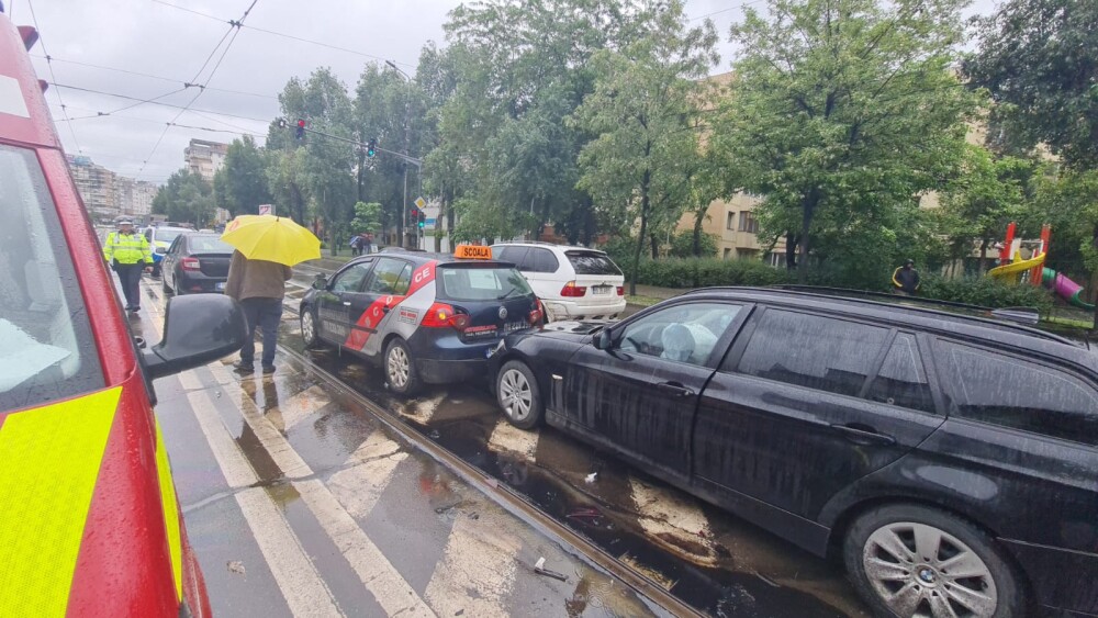 Un șofer a făcut prăpăd pe străzile din Iași. S-a urcat drogat la volan și a lovit 15 mașini - Imaginea 3