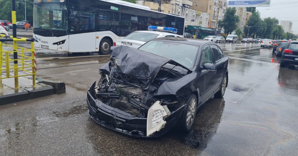 Un șofer a făcut prăpăd pe străzile din Iași. S-a urcat drogat la volan și a lovit 15 mașini - Imaginea 4