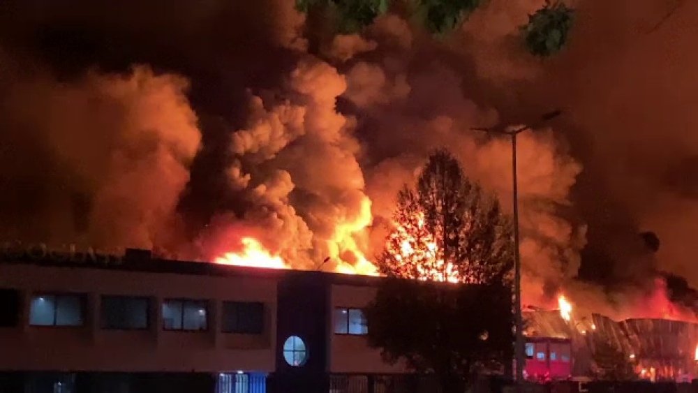 Incendiu de proporții în apropiere de Timișoara. O fabrică de frigidere a fost cuprinsă de flăcări. GALERIE FOTO - Imaginea 2