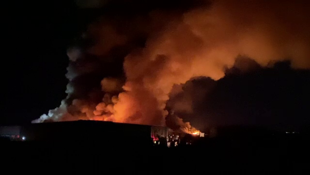 Incendiu de proporții în apropiere de Timișoara. O fabrică de frigidere a fost cuprinsă de flăcări. GALERIE FOTO - Imaginea 3