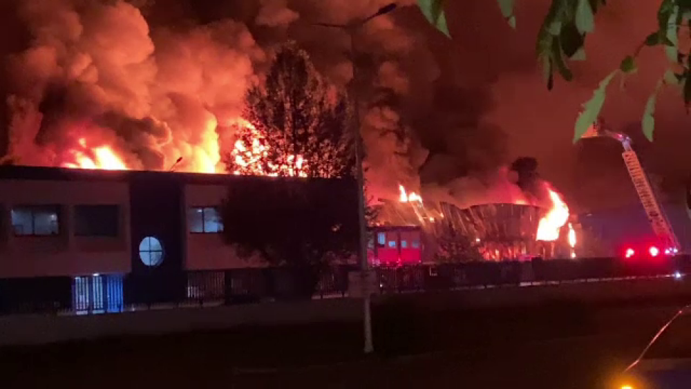 Incendiu de proporții în apropiere de Timișoara. O fabrică de frigidere a fost cuprinsă de flăcări. GALERIE FOTO - Imaginea 4