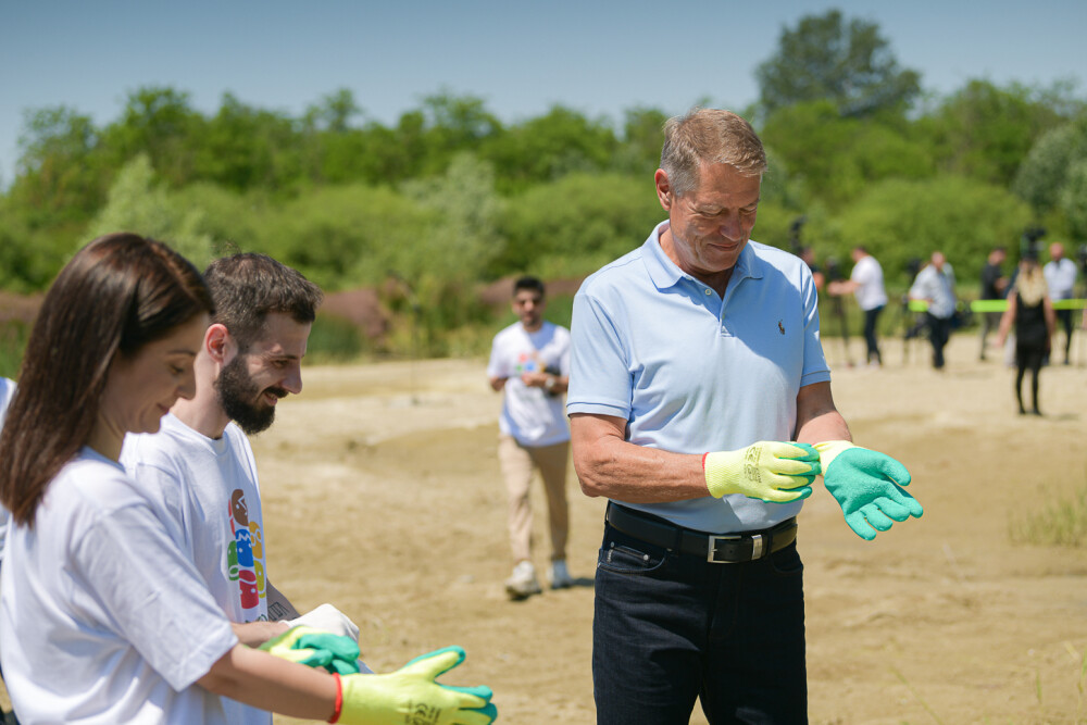 Președintele României a strâns gunoaiele de pe malul Argeșului. Cum a fost îmbrăcat - Imaginea 6