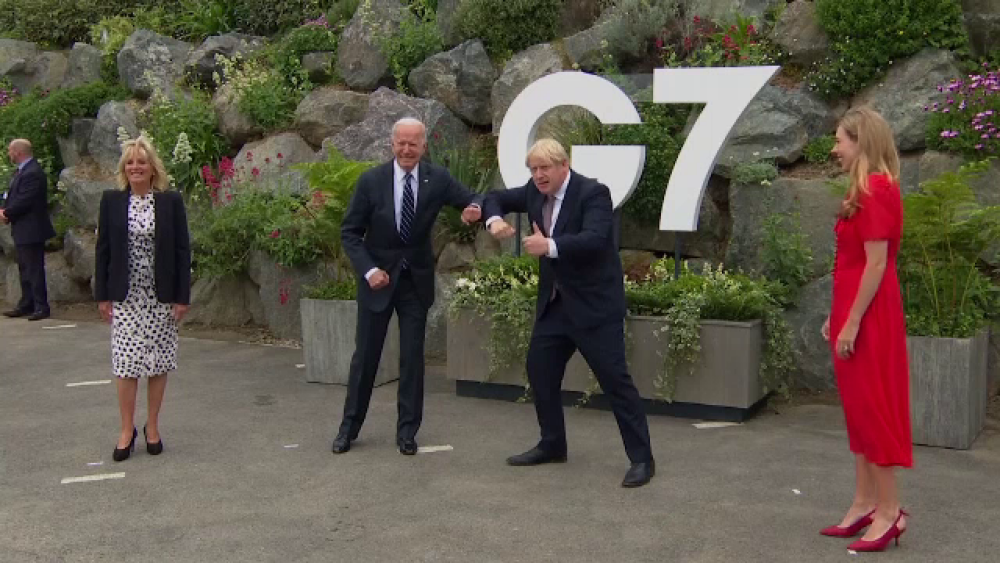 GALERIE FOTO. Proteste neobișnuite la summit-ul G7. Boris Johnson și Biden se joacă în nisip - Imaginea 8