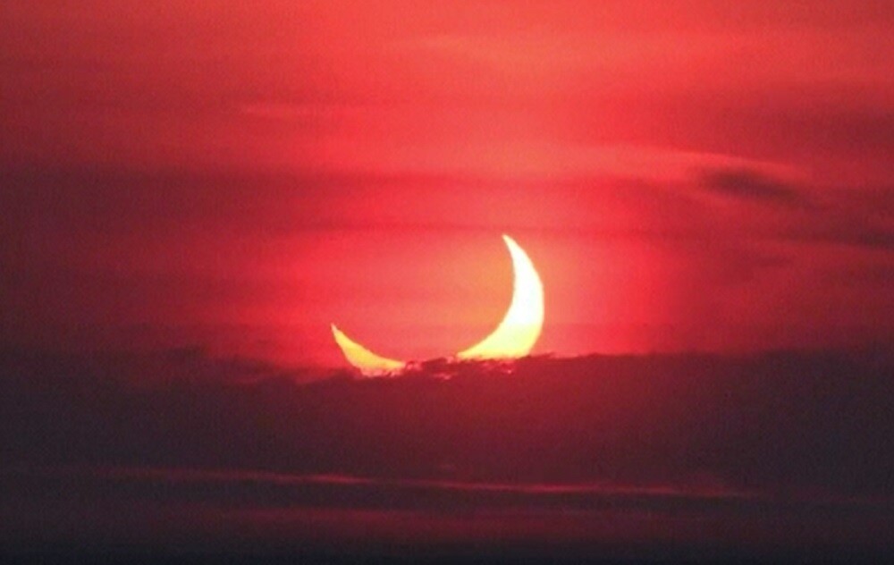 Prima eclipsă de soare din 2021 s-a văzut și în România. Imagini spectaculoase - Imaginea 1