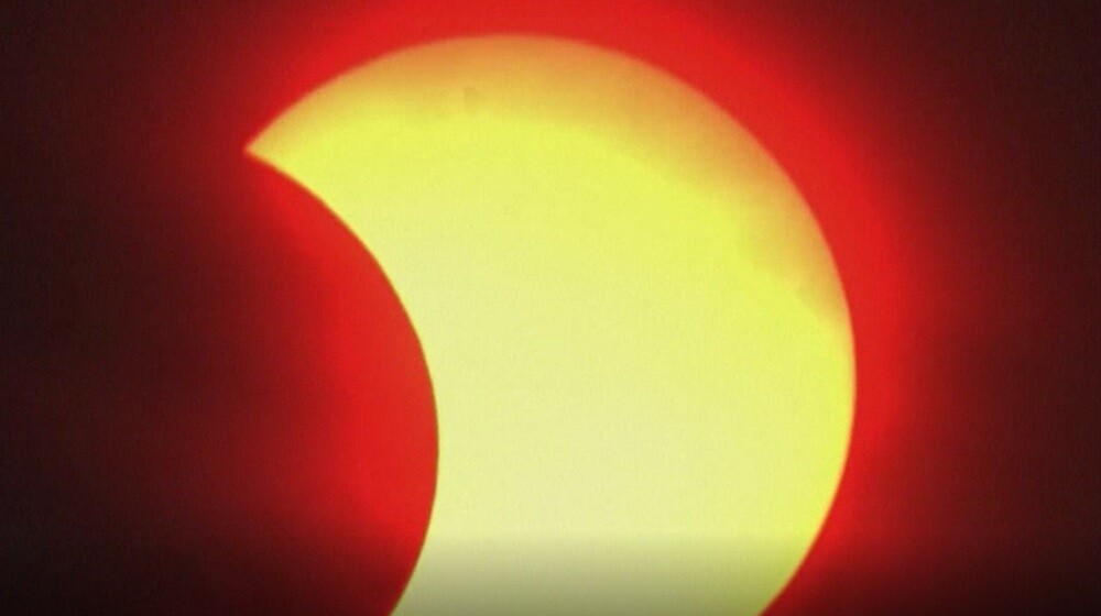 Prima eclipsă de soare din 2021 s-a văzut și în România. Imagini spectaculoase - Imaginea 2