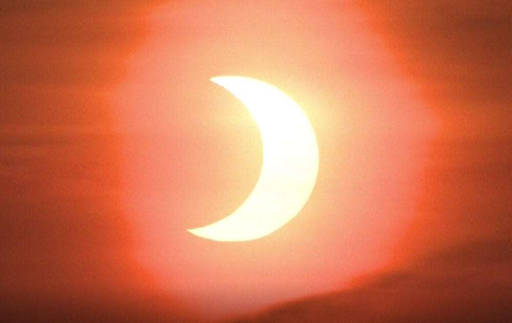Prima eclipsă de soare din 2021 s-a văzut și în România. Imagini spectaculoase - Imaginea 3