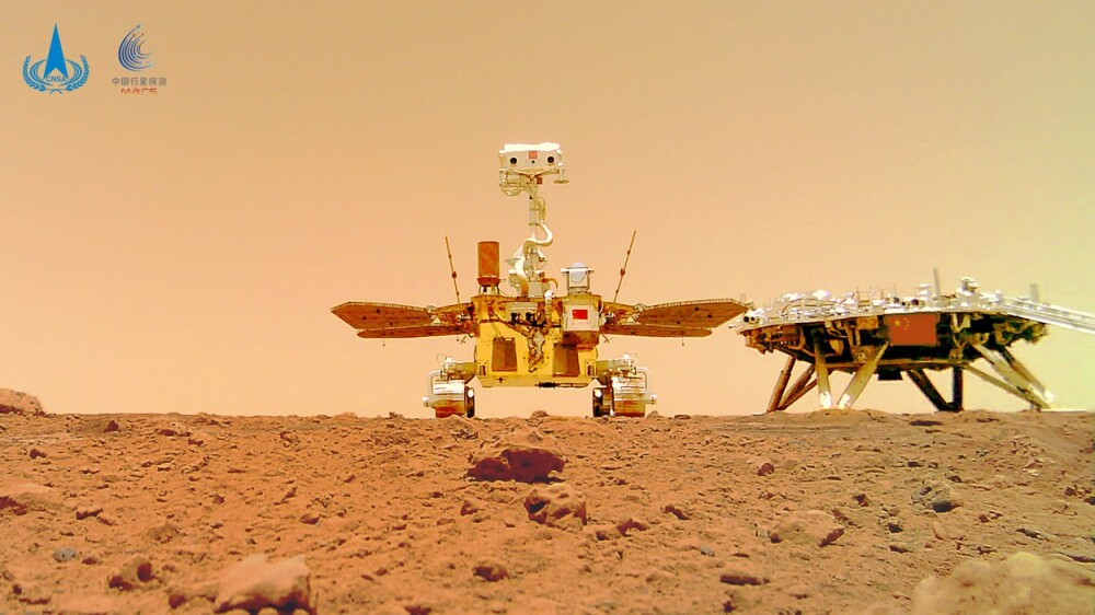 Noi imagini spectaculoase surprinse de robotul trimis de China pe Marte - Imaginea 2