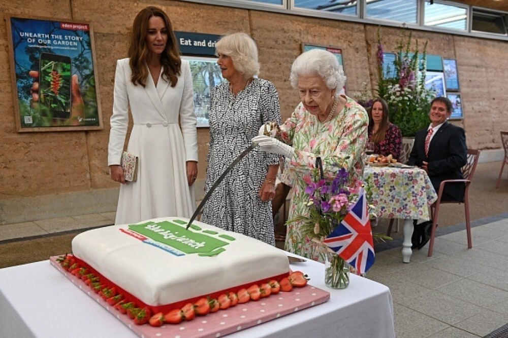 Regina Elisabeta a II-a a tăiat un tort cu o sabie. Ce le-a spus celor prezenți încât a stârnit hohote de râs - Imaginea 2