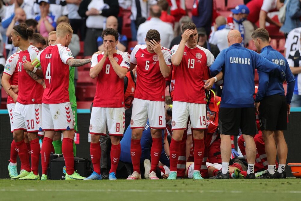 Momente de groază la EURO 2020, după ce danezul Eriksen s-a prăbuşit pe teren. UEFA a anunțat că starea sa este stabilă - Imaginea 1