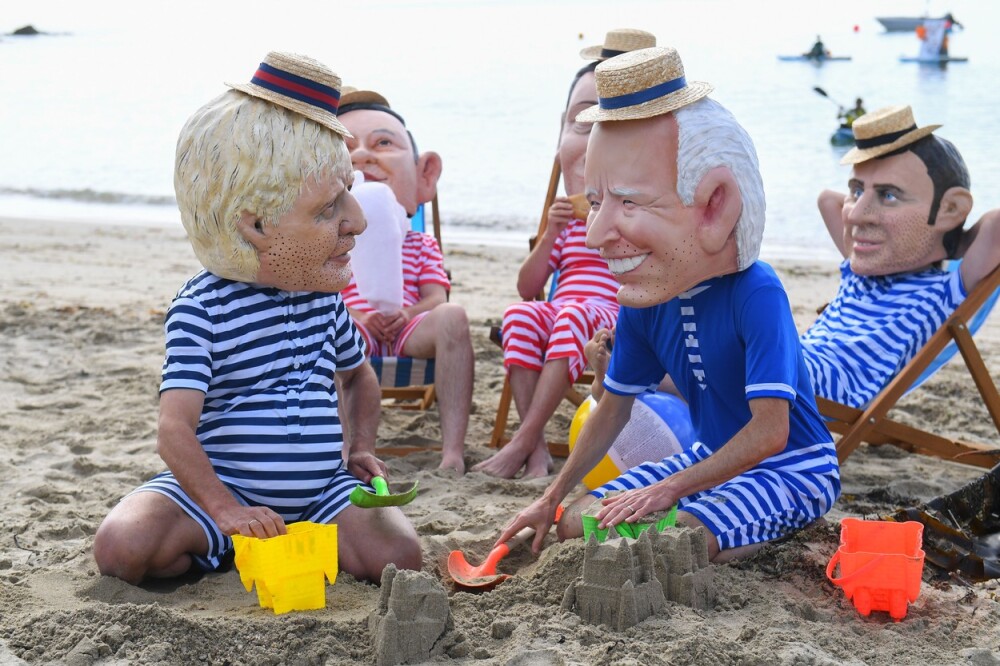 GALERIE FOTO. Proteste neobișnuite la summit-ul G7. Boris Johnson și Biden se joacă în nisip - Imaginea 1