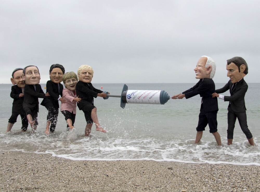 GALERIE FOTO. Proteste neobișnuite la summit-ul G7. Boris Johnson și Biden se joacă în nisip - Imaginea 7