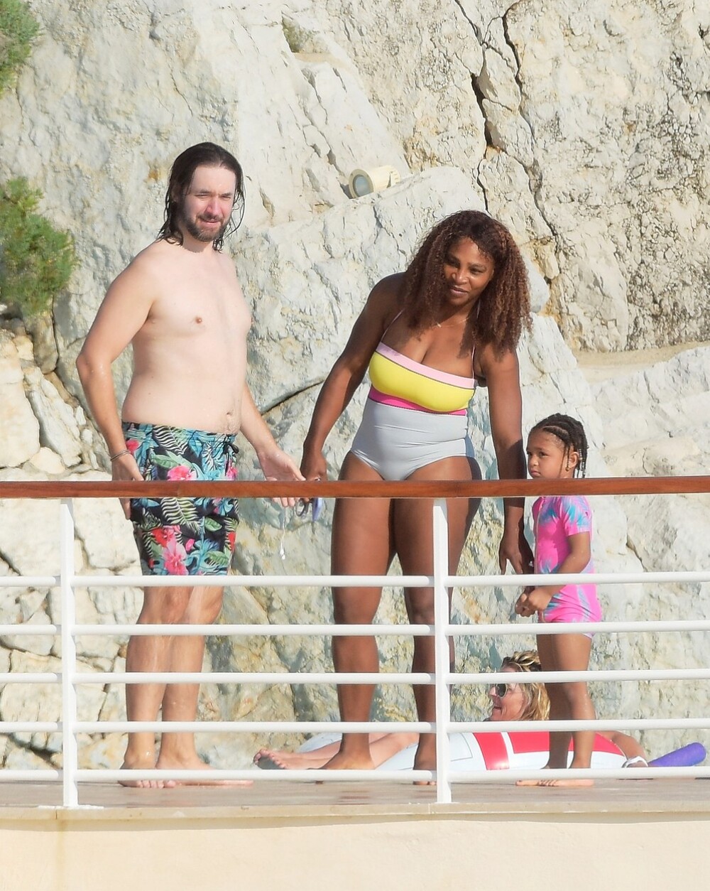 Serena Williams, surprinsă cu familia la plajă, în Franța (Galerie foto) - Imaginea 1