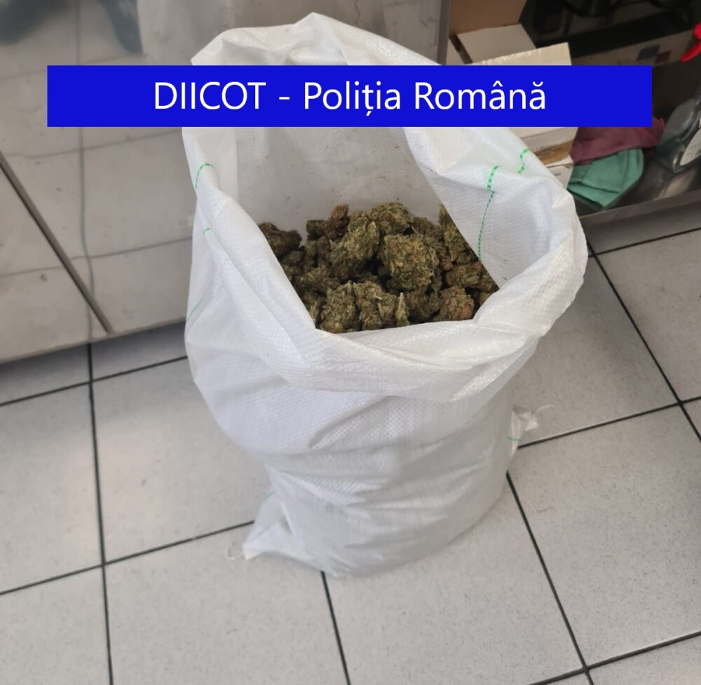 Un tânăr din Cluj a primit un colet din Spania și a fost arestat imediat. Ce era în pachet. GALERIE FOTO - Imaginea 3