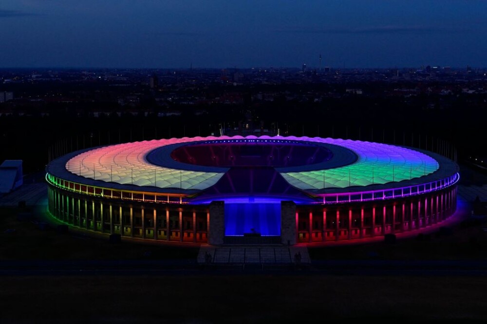 GALERIE FOTO. Germania a sfidat UEFA și Ungaria: a iluminat un stadion în culorile LGBT - Imaginea 1