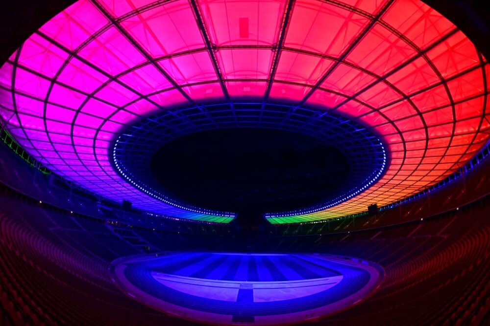 GALERIE FOTO. Germania a sfidat UEFA și Ungaria: a iluminat un stadion în culorile LGBT - Imaginea 2