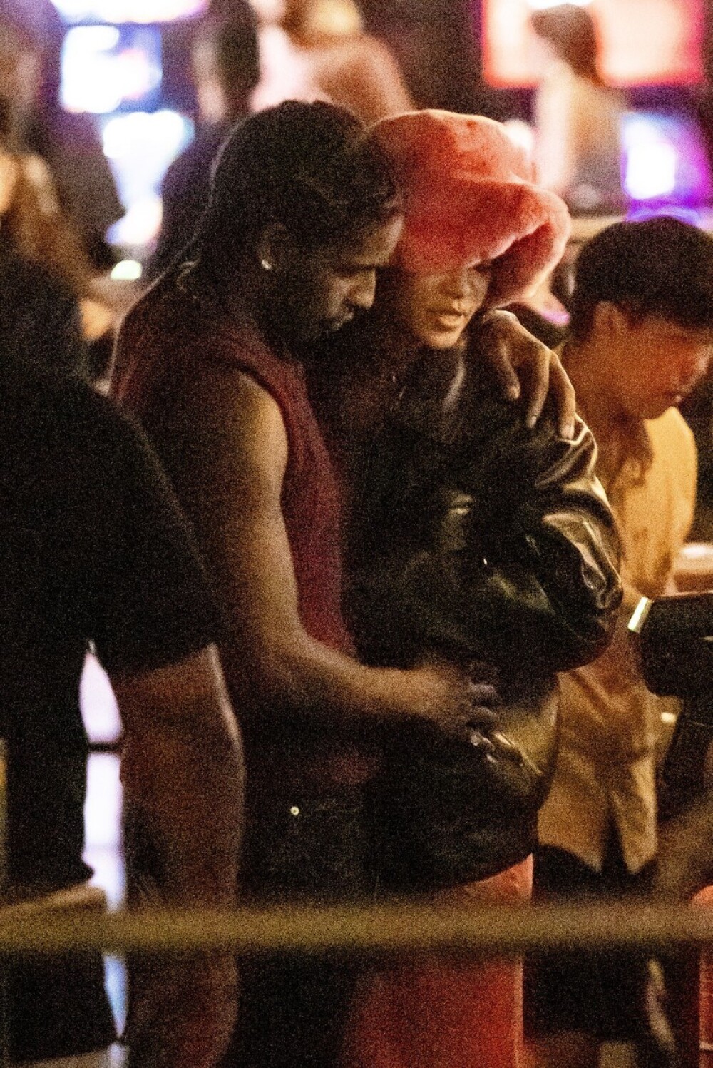Rihanna a purtat o rochie roz transparentă la o ieșire cu iubitul. Fotografii le-au urmărit fiecare pas - Imaginea 2