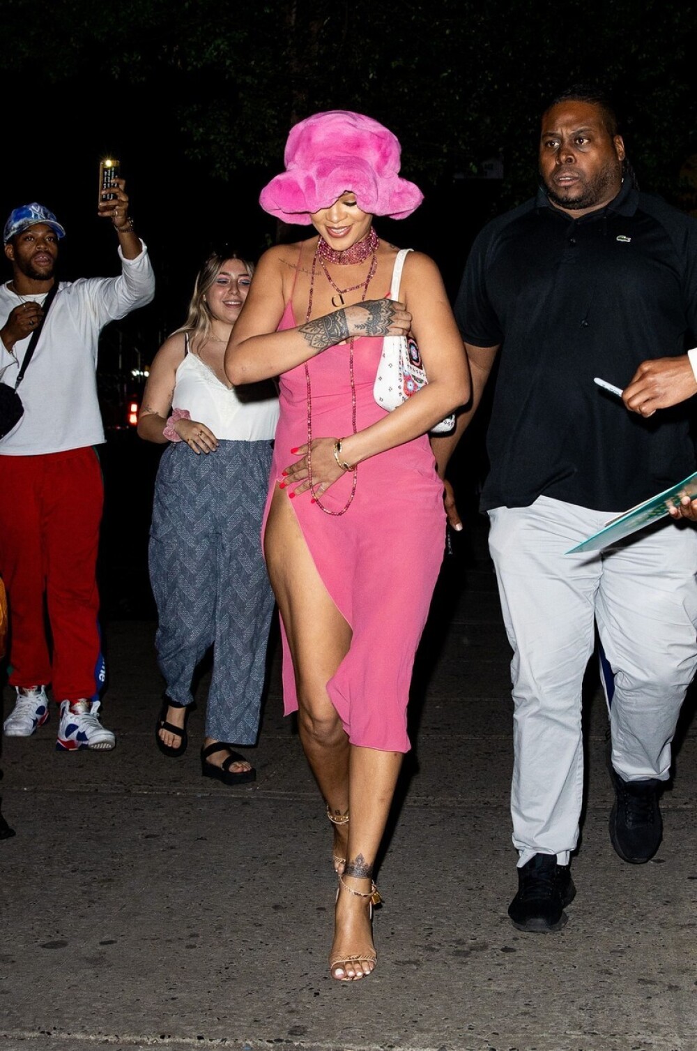 Rihanna a purtat o rochie roz transparentă la o ieșire cu iubitul. Fotografii le-au urmărit fiecare pas - Imaginea 4