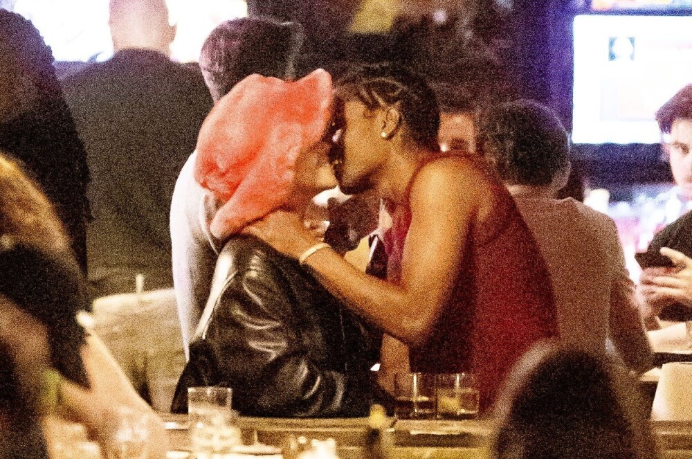 Rihanna a purtat o rochie roz transparentă la o ieșire cu iubitul. Fotografii le-au urmărit fiecare pas - Imaginea 5