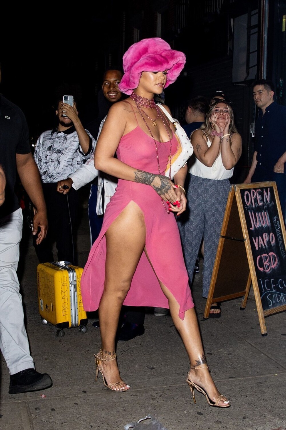 Rihanna a purtat o rochie roz transparentă la o ieșire cu iubitul. Fotografii le-au urmărit fiecare pas - Imaginea 7