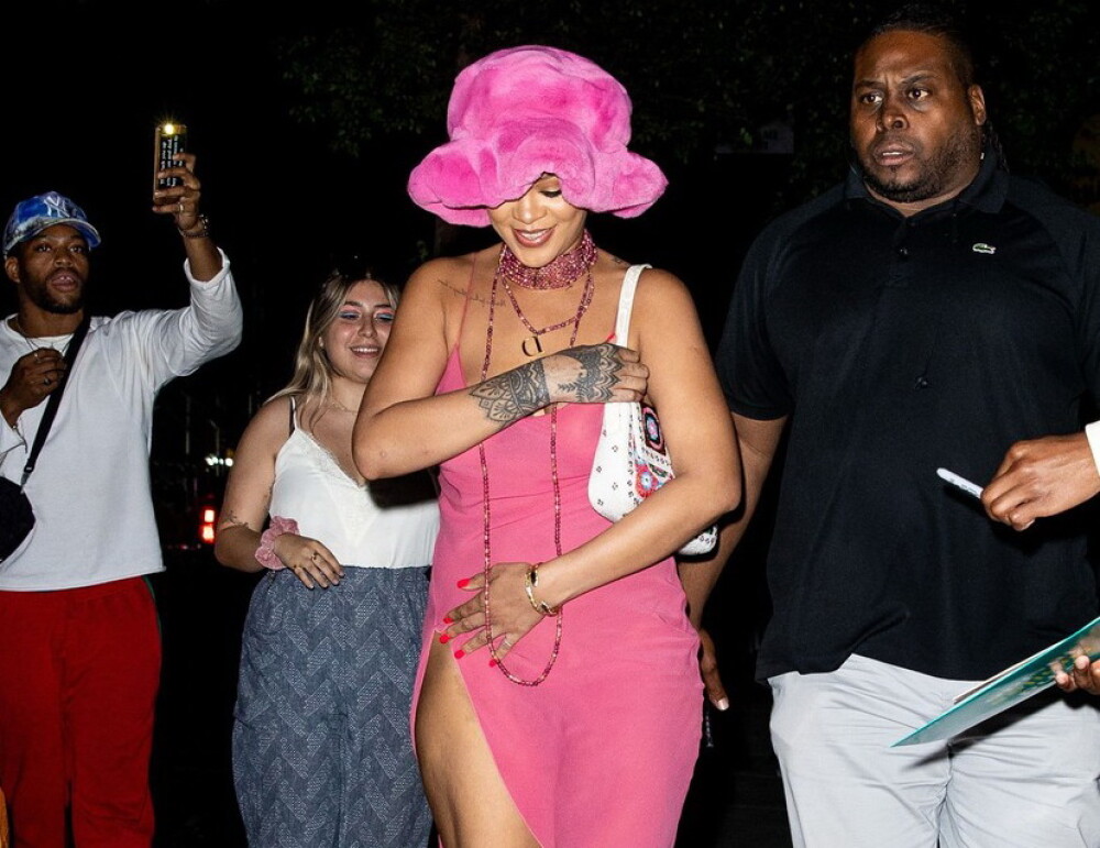 Rihanna a purtat o rochie roz transparentă la o ieșire cu iubitul. Fotografii le-au urmărit fiecare pas - Imaginea 8