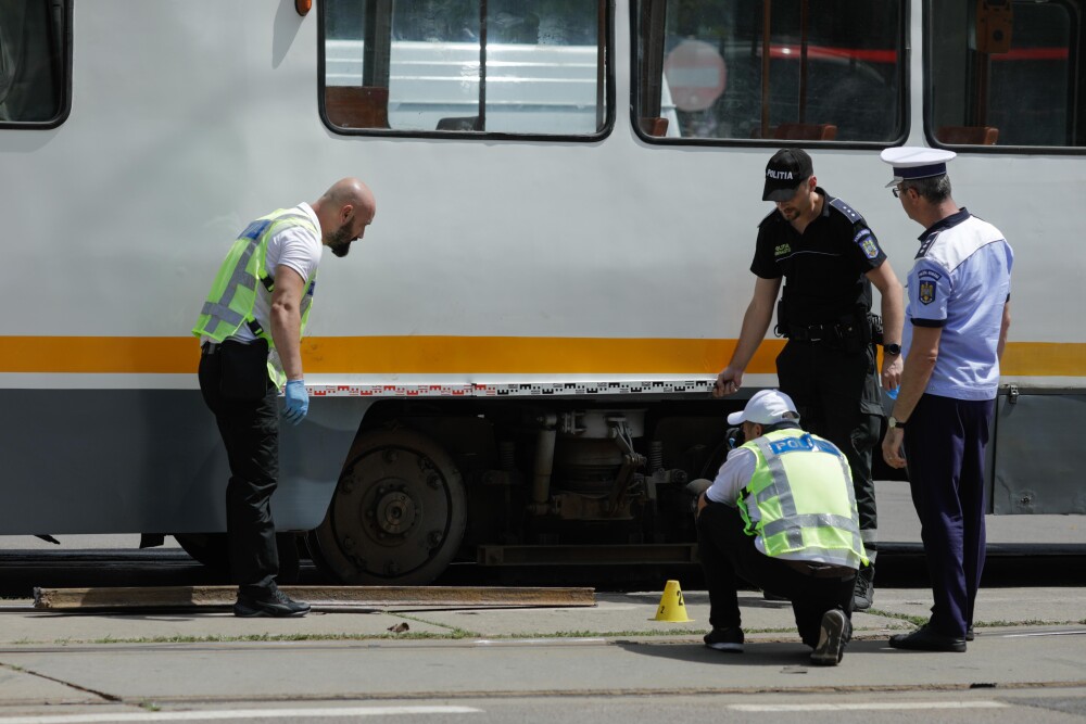 Incident grav în București. O șină s-a desprins, a trecut prin podeaua unui tramvai și a rănit un bărbat - Imaginea 3