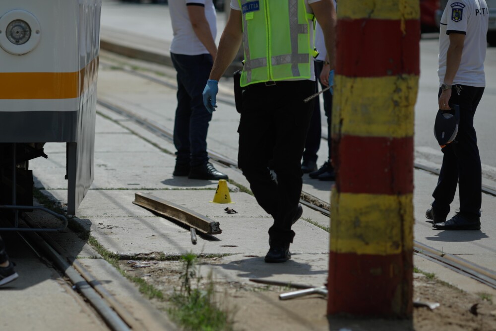 Incident grav în București. O șină s-a desprins, a trecut prin podeaua unui tramvai și a rănit un bărbat - Imaginea 2