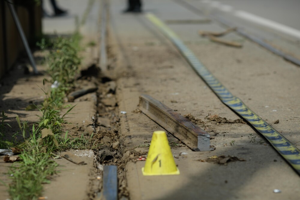 Incident grav în București. O șină s-a desprins, a trecut prin podeaua unui tramvai și a rănit un bărbat - Imaginea 1