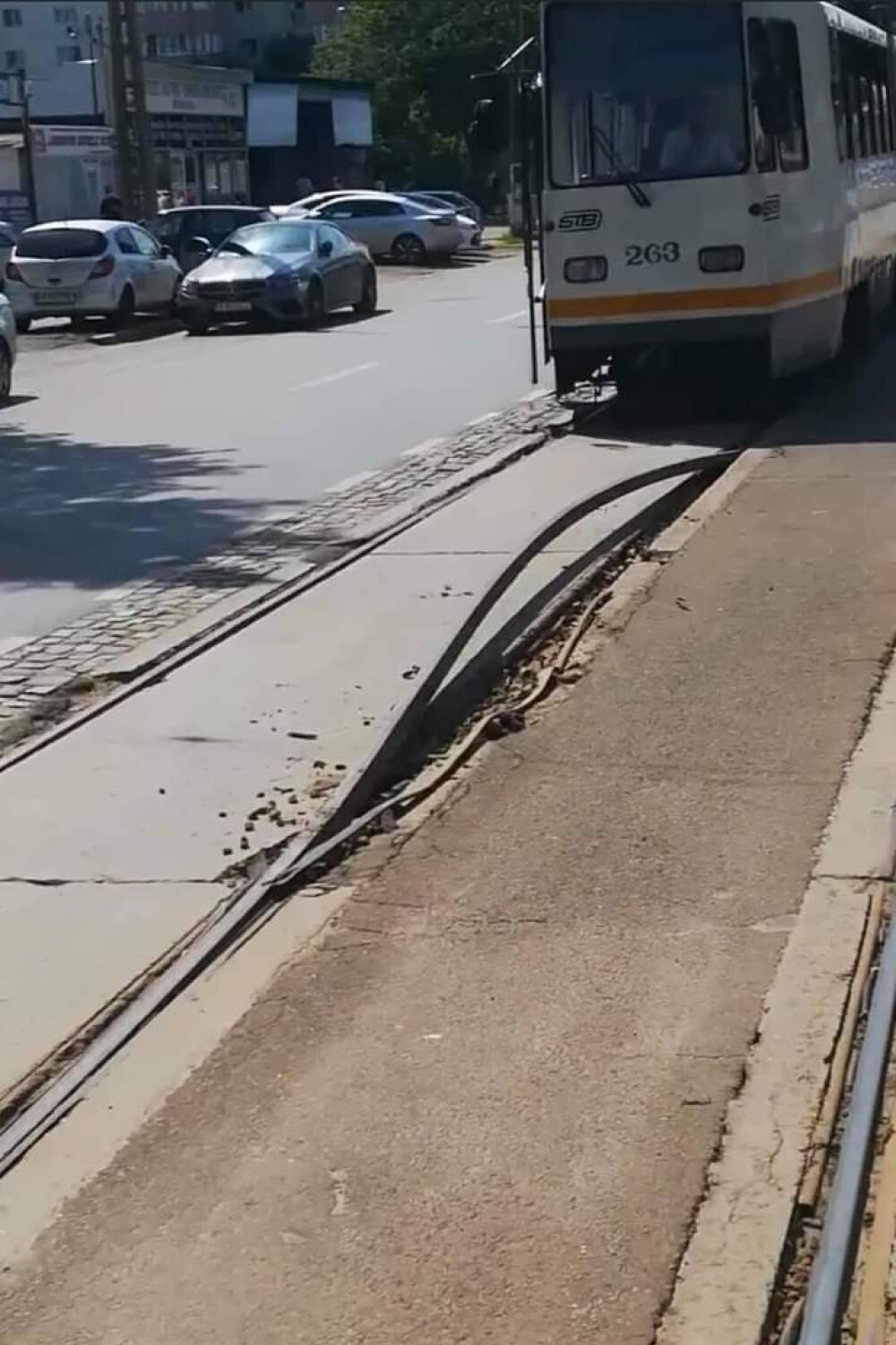 Incident grav în București. O șină s-a desprins, a trecut prin podeaua unui tramvai și a rănit un bărbat - Imaginea 7