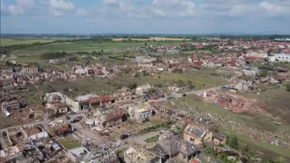 Imagini din dronă cu dezastrul lăsat în urmă de tornada din Cehia. Mărturia unui șofer de TIR român - Imaginea 2