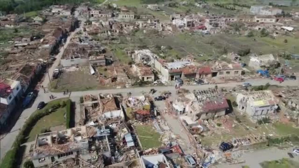 Imagini din dronă cu dezastrul lăsat în urmă de tornada din Cehia. Mărturia unui șofer de TIR român - Imaginea 3