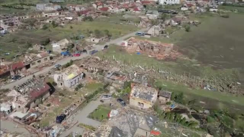 Imagini din dronă cu dezastrul lăsat în urmă de tornada din Cehia. Mărturia unui șofer de TIR român - Imaginea 4