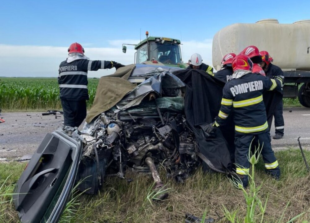 Accident cu doi morți în Vrancea. Coliziune între un autoturism şi un tractor. Traficul în zonă este blocat - Imaginea 1
