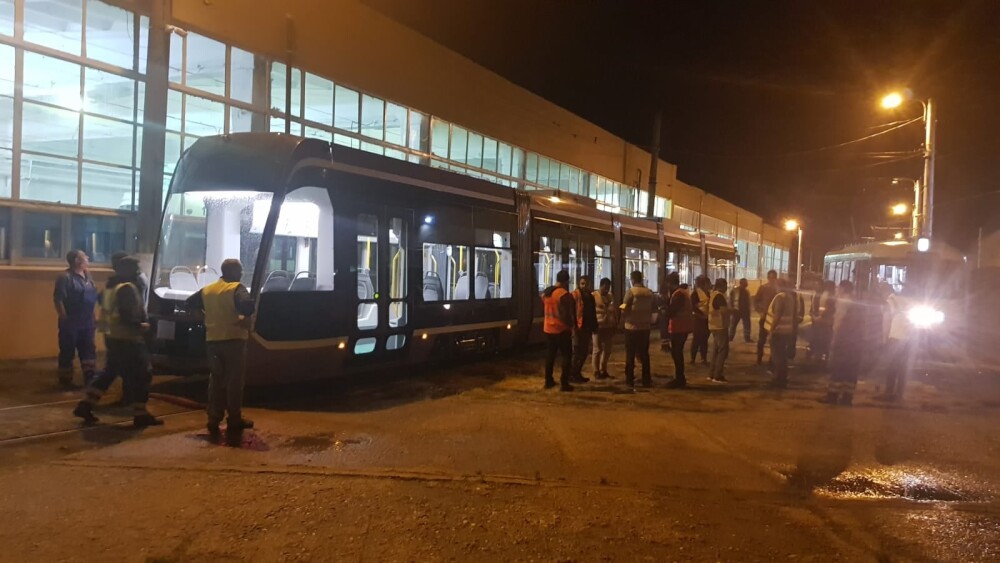 Primul tramvai nou, după 50 de ani la Timișoara, a fost pus pe șine. Costă 2,4 milioane de euro - Imaginea 1