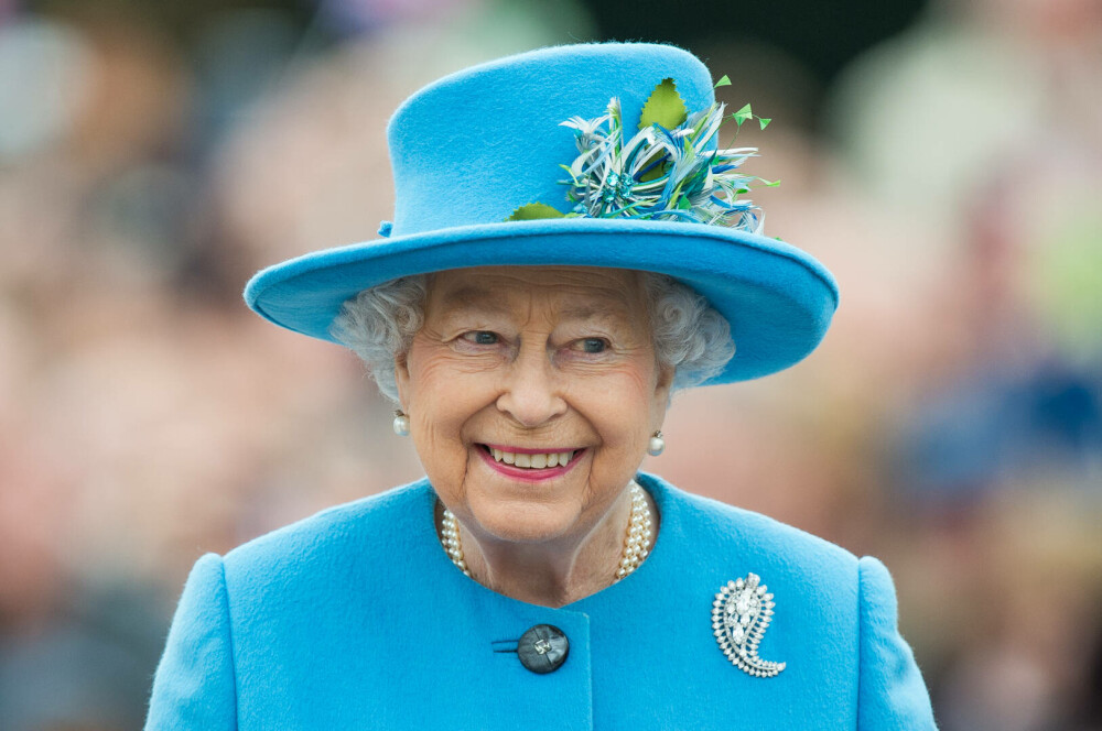Colecția personală de bijuterii a reginei Elisabeta a II-a: De la colierele de perle, la zecile de broșe cu diamante FOTO - Imaginea 6