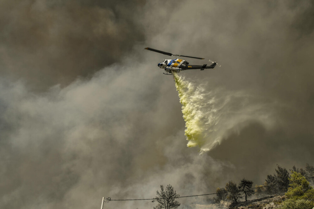 Incendiul care a devastat periferia sudică a Atenei, controlat de pompierii din Grecia - Imaginea 1