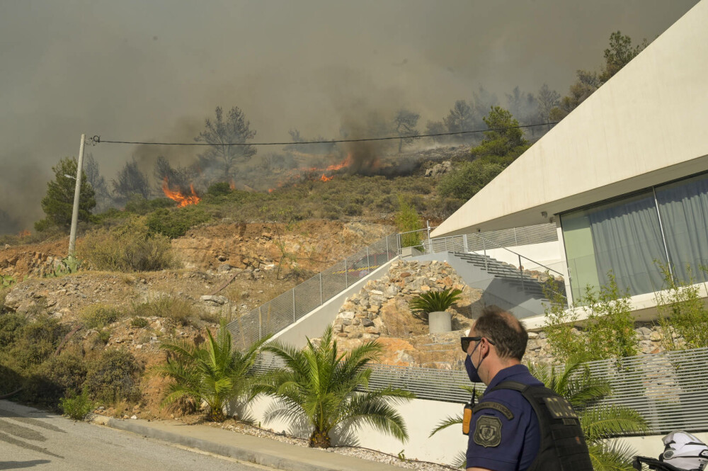 Incendiul care a devastat periferia sudică a Atenei, controlat de pompierii din Grecia - Imaginea 2