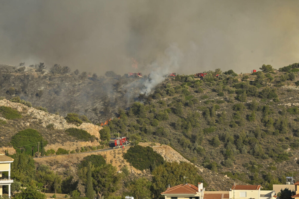 Incendiul care a devastat periferia sudică a Atenei, controlat de pompierii din Grecia - Imaginea 3