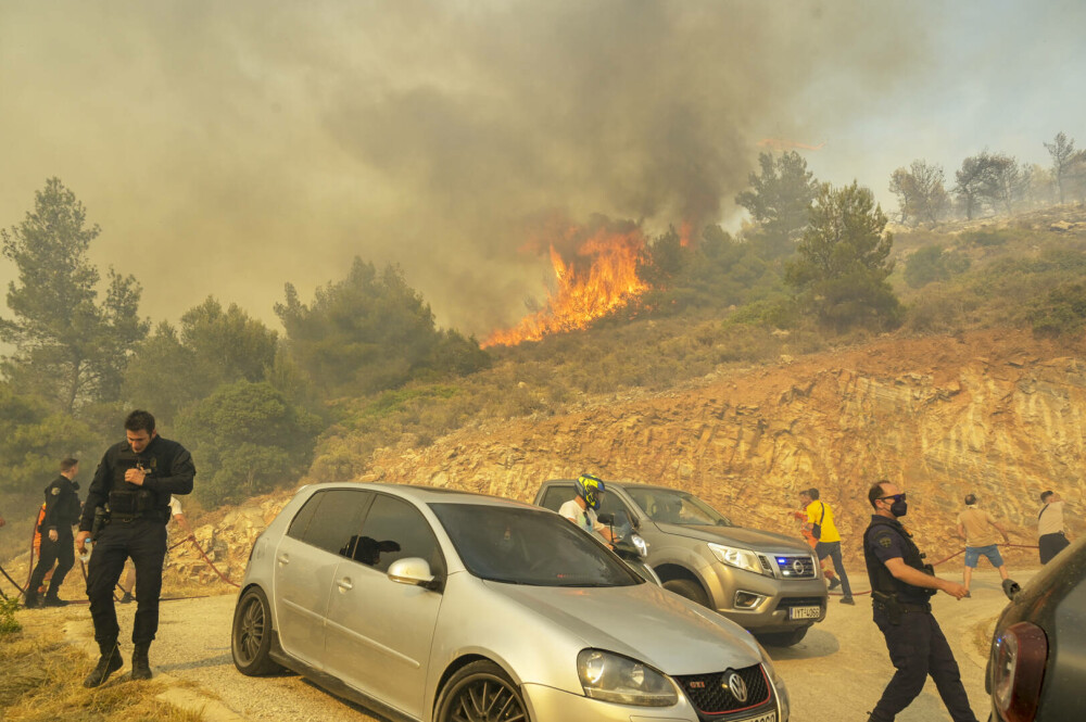 Incendiul care a devastat periferia sudică a Atenei, controlat de pompierii din Grecia - Imaginea 4