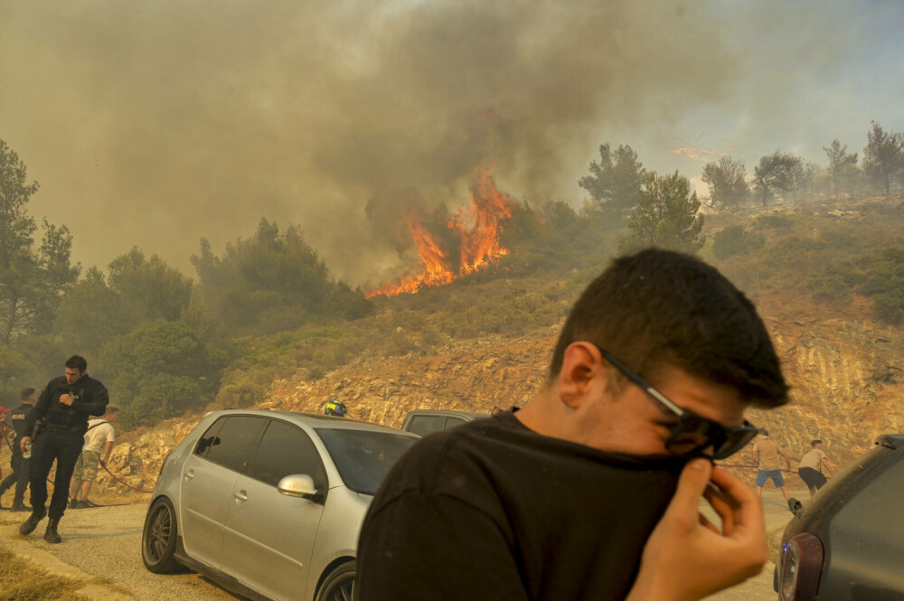 Incendiul care a devastat periferia sudică a Atenei, controlat de pompierii din Grecia - Imaginea 5