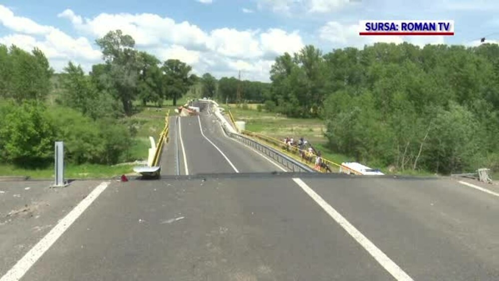 Imagini de la înălțime cu podul prăbușit. Președintele CJ Neamț, în 2021: „O lucrare complexă, s-a lucrat foarte bine” - Imaginea 4