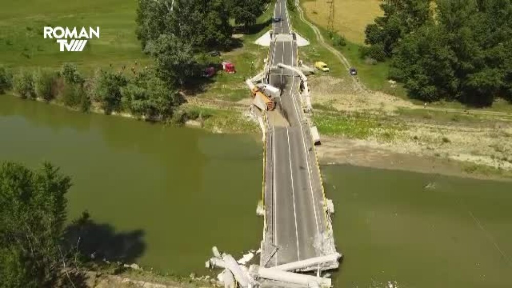 Imagini de la înălțime cu podul prăbușit. Președintele CJ Neamț, în 2021: „O lucrare complexă, s-a lucrat foarte bine” - Imaginea 5