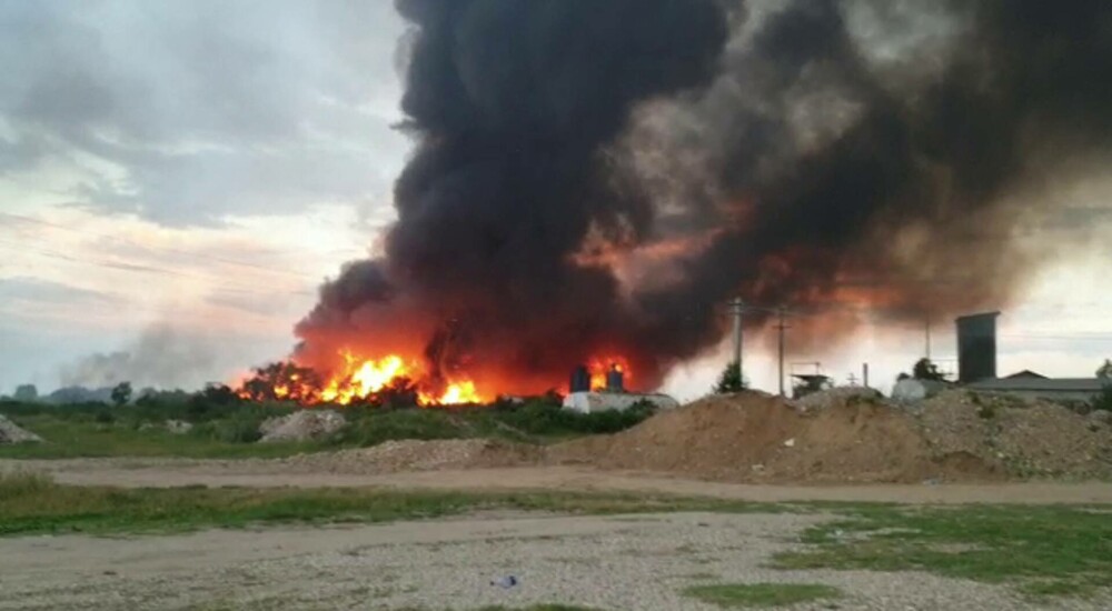 Incendiu puternic la Pitești. Intervin 18 autospeciale de pompieri - Imaginea 1