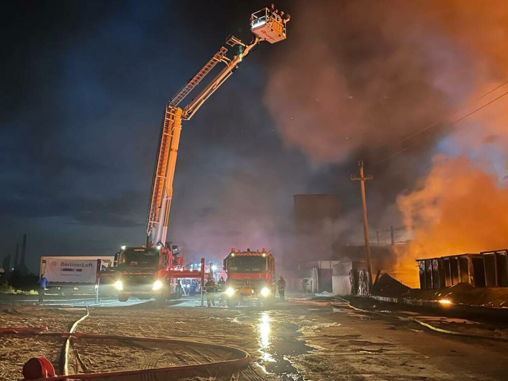 Incendiu puternic la Pitești. Intervin 18 autospeciale de pompieri - Imaginea 10