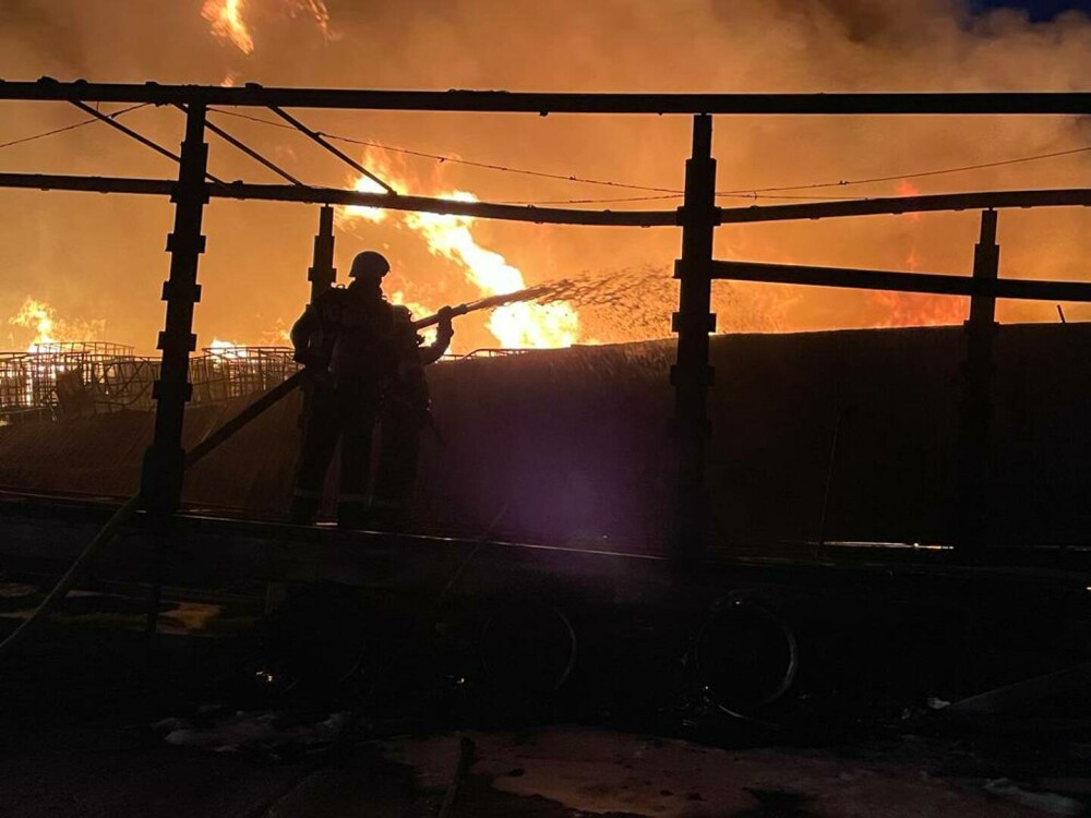 Incendiu puternic la Pitești. Intervin 18 autospeciale de pompieri - Imaginea 11