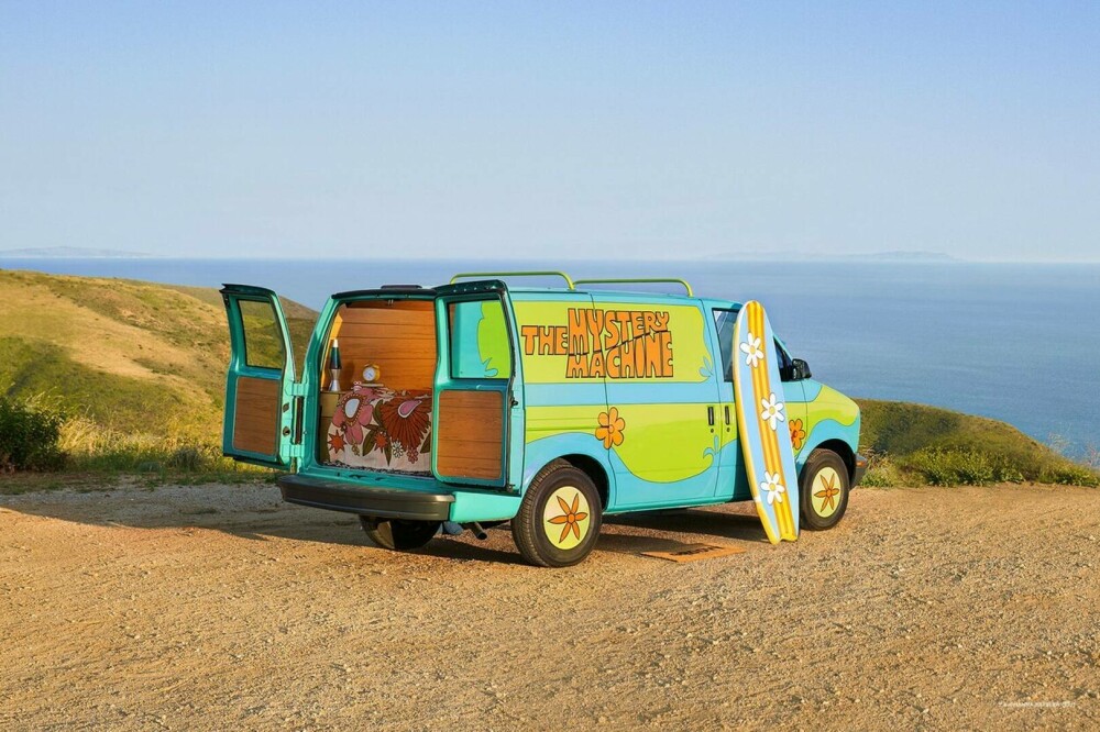 FOTO Cum arată la interior Mystery Machine, celebra mașină din Scooby Doo. Va fi scoasă la închiriat pe Airbnb - Imaginea 5