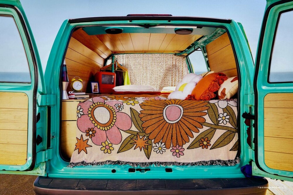 FOTO Cum arată la interior Mystery Machine, celebra mașină din Scooby Doo. Va fi scoasă la închiriat pe Airbnb - Imaginea 2