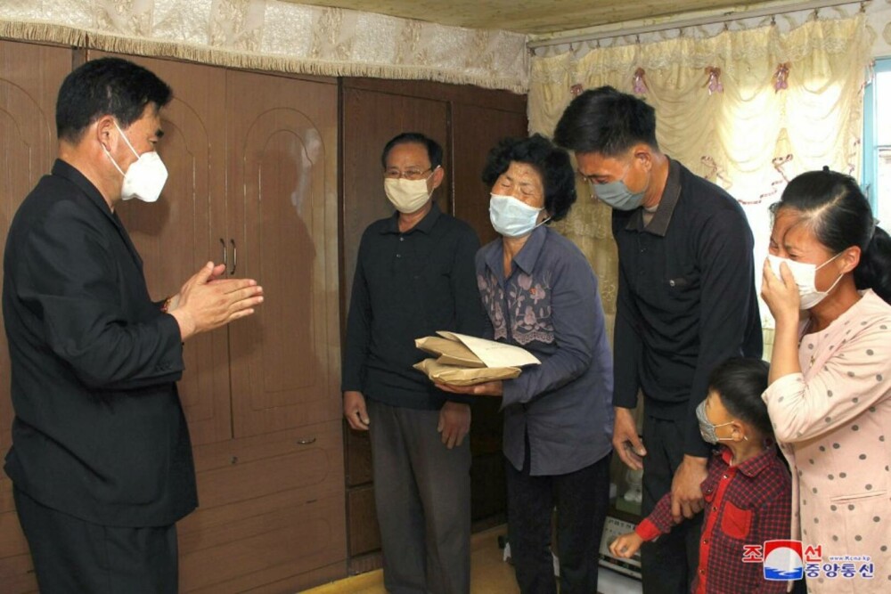 Sute de familii din Coreea de Nord suferă de o boală misterioasă. Kim Jong Un a trimis medicamente „pregătite de familia sa” - Imaginea 3