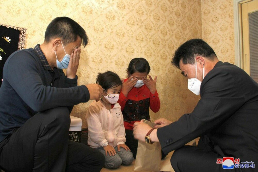 Sute de familii din Coreea de Nord suferă de o boală misterioasă. Kim Jong Un a trimis medicamente „pregătite de familia sa” - Imaginea 5