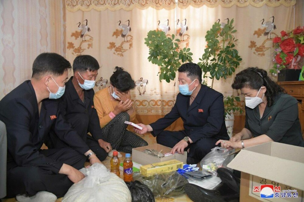 Sute de familii din Coreea de Nord suferă de o boală misterioasă. Kim Jong Un a trimis medicamente „pregătite de familia sa” - Imaginea 7